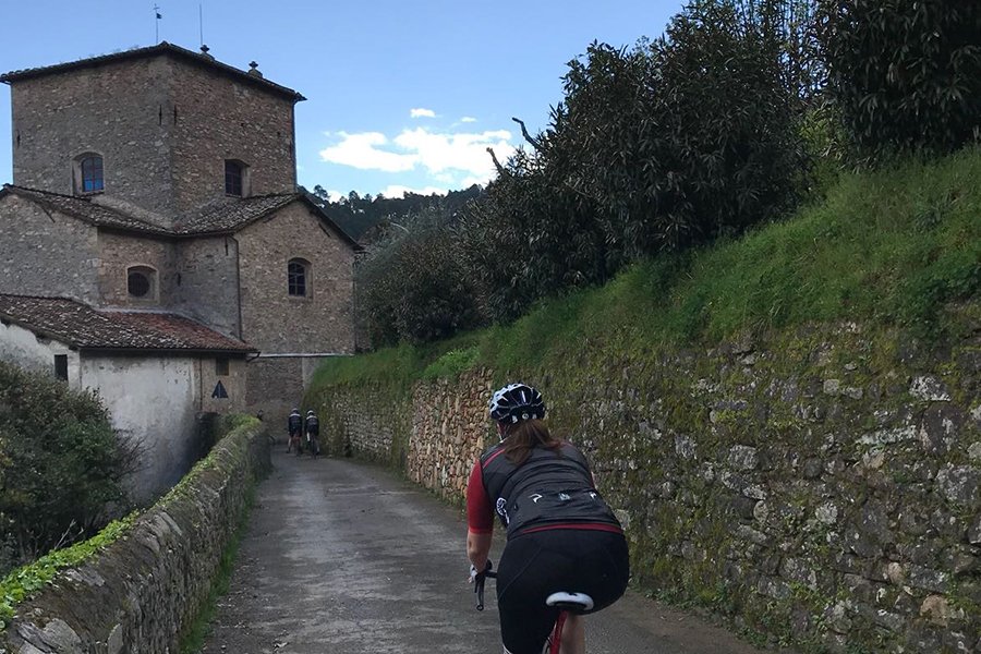 cycling tour through an old village - ChronòPlus