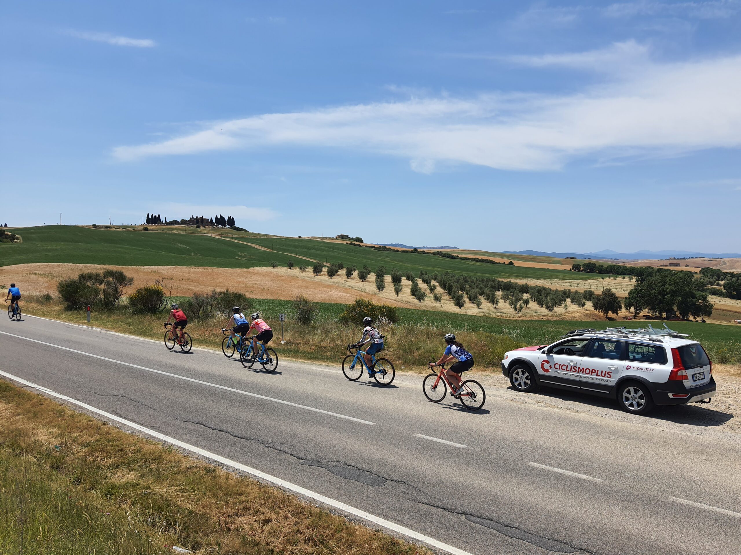 Cycling-along-the-creste-senesi-in-Siena