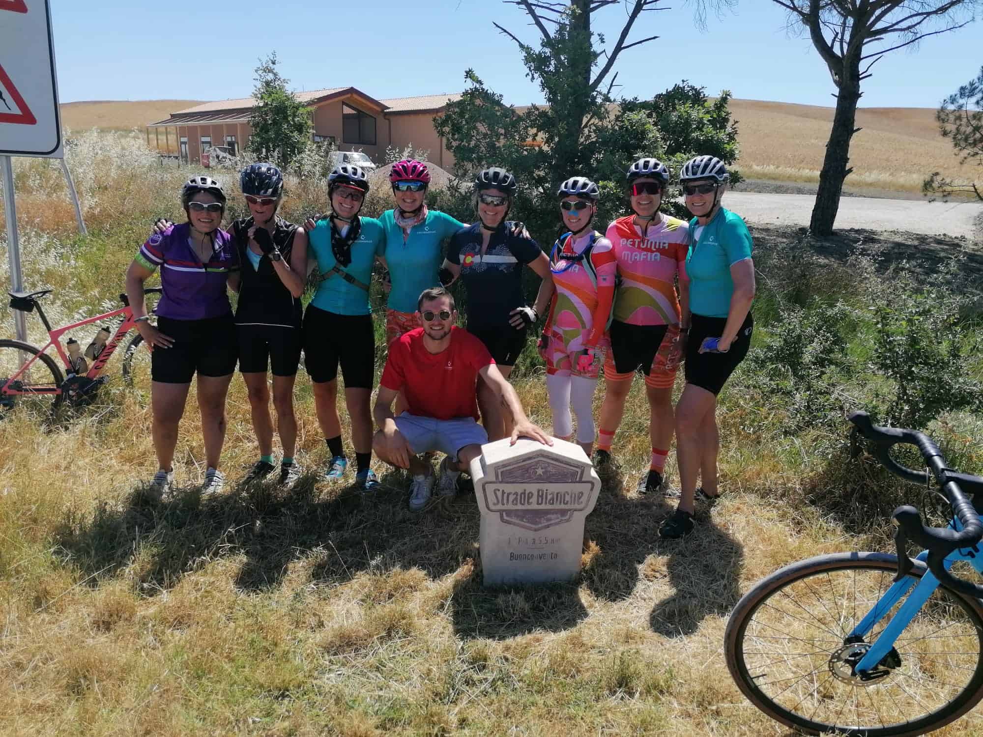 Cycling-along-the-gravel-roads-in-Tuscany